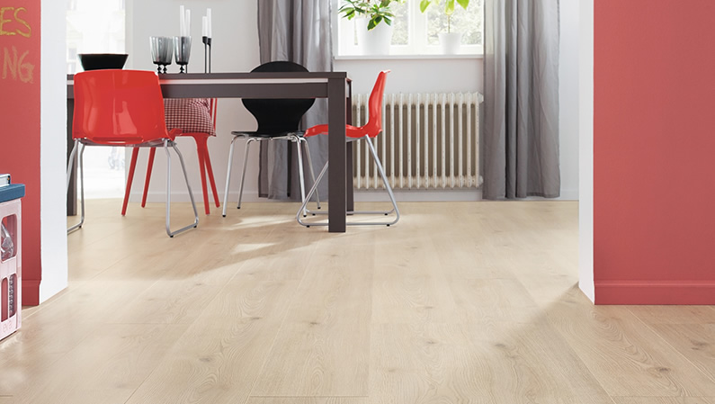 Ламинат Haro Tritty 100 Gran Via 4V Дуб Контура Каменно-серый 531917 2200×243×8 фото в интерьере Ламинат Haro Tritty 100 Gran Via 4V Дуб Контура Каменно-серый 531917 2200×243×8 фото в интерьере